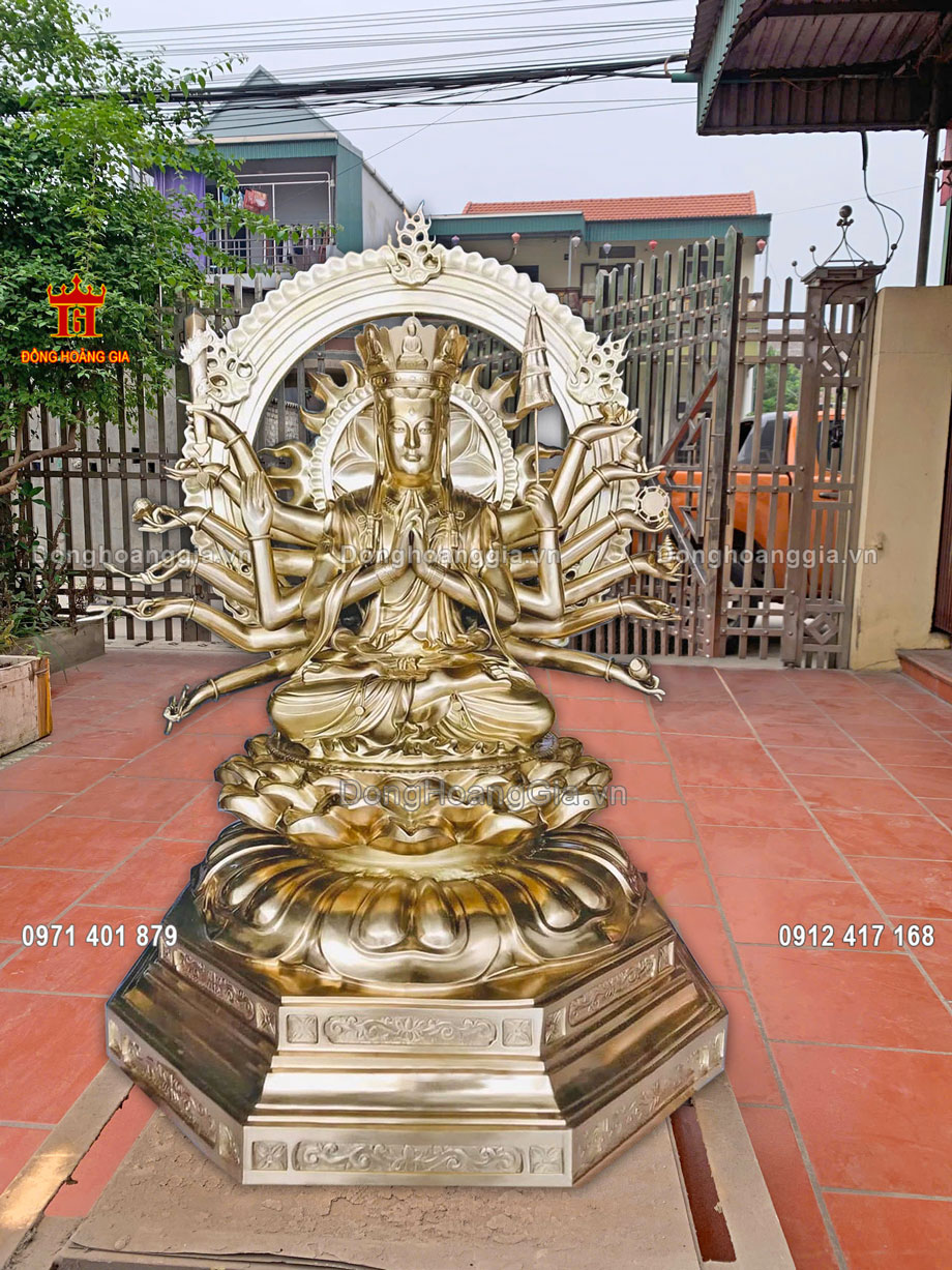 Pho tượng Phật được đúc hoàn toàn thủ công truyền thống